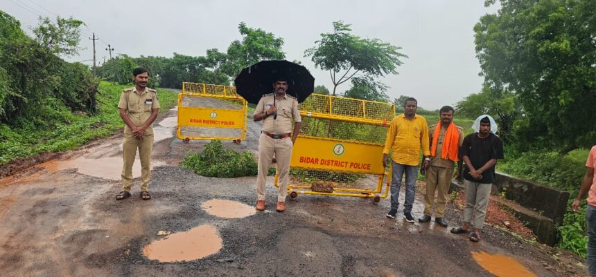 ಬೊಂಬಳಗಿ ಹತ್ತಿರದ ಸೇತುವೆ ಕುಸಿತ:ಪಿಎಸ್ಐ ಮಹೇಂದ್ರ ಭೇಟಿ ಬೊಂಬಳಗಿ ಹತ್ತಿರದ ಸೇತುವೆ ಕುಸಿತ:ಪಿಎಸ್ಐ ಮಹೇಂದ್ರ ಭೇಟಿ
