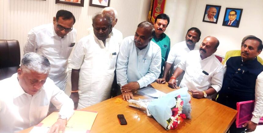 ರೈಲು ಮಾರ್ಗ ಆರಂಭಿಸಲು ಕೇಂದ್ರ ಸಚಿವ ವಿ.ಸೋಮಣ್ಣರಿಗೆ ಮನವಿ ರೈಲು ಮಾರ್ಗ ಆರಂಭಿಸಲು ಕೇಂದ್ರ ಸಚಿವ ವಿ.ಸೋಮಣ್ಣರಿಗೆ ಮನವಿ