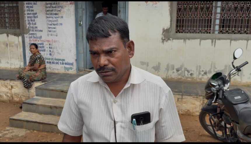 ಹಾಡಹಗಲೇ ಶಿಕ್ಷಕನ ಬೈಕ್ ನಲ್ಲಿದ್ದ ಐದು ಲಕ್ಷ ರೂಪಾಯಿ ಹಣ ಎಗರಿಸಿದ ಕಳ್ಳರು ಹಾಡಹಗಲೇ ಶಿಕ್ಷಕನ ಬೈಕ್ ನಲ್ಲಿದ್ದ ಐದು ಲಕ್ಷ ರೂಪಾಯಿ ಹಣ ಎಗರಿಸಿದ ಕಳ್ಳರು