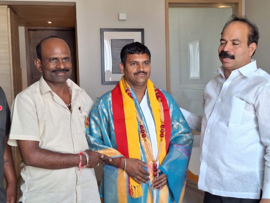 ಯೂರಿಯಾ ಸಮಸ್ಯೆ ಬಗೆಹರಿಸಲು ಅಥಣಿ ರಕ್ಷಣಾ ವೇದಿಕೆ ಮನವಿ ಯೂರಿಯಾ ಸಮಸ್ಯೆ ಬಗೆಹರಿಸಲು ಅಥಣಿ ರಕ್ಷಣಾ ವೇದಿಕೆ ಮನವಿ