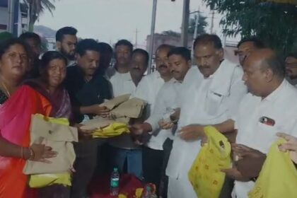 ನಗರಸಭಾ ಮಹಿಳಾ ಪೌರಕಾರ್ಮಿಕರಿಗೆ ಬಾಗಿನ