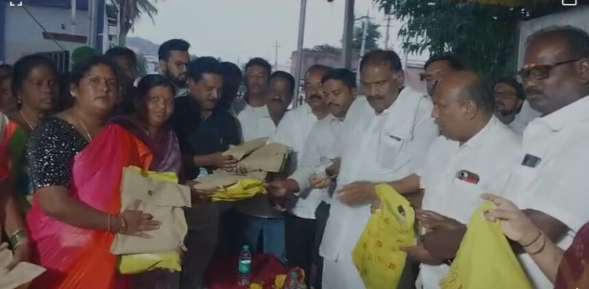 ನಗರಸಭಾ ಮಹಿಳಾ ಪೌರಕಾರ್ಮಿಕರಿಗೆ ಬಾಗಿನ