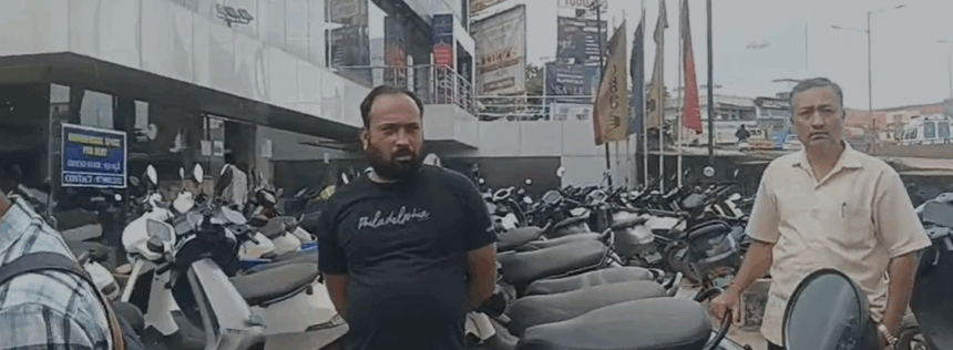 ಶೋರೂಮ್ನಲ್ಲಿ ಸರ್ವಿಸ್ ಸಿಗದೆ ಪರದಾಡುತ್ತಿರುವ ಗ್ರಾಹಕರು ಶೋರೂಮ್ನಲ್ಲಿ ಸರ್ವಿಸ್ ಸಿಗದೆ ಪರದಾಡುತ್ತಿರುವ ಗ್ರಾಹಕರು