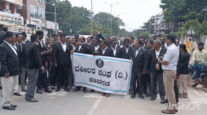 ಪೊಲೀಸರ ವಿರುದ್ಧ ವಕೀಲರ ಸಂಘ ವತಿಯಿಂದ ಧಿಕ್ಕಾರ ಎಂದು ಕೂಗಿ ಪ್ರತಿಭಟನೆ