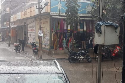 ಬೆಂಗಳೂರುನಗರದಲ್ಲಿ ಮದ್ಯಾಹ್ನ ಧಾರಾಕಾರ ಮಳೆಯಿಂದಾಗಿ ಜನರ ಪರದಾಟ