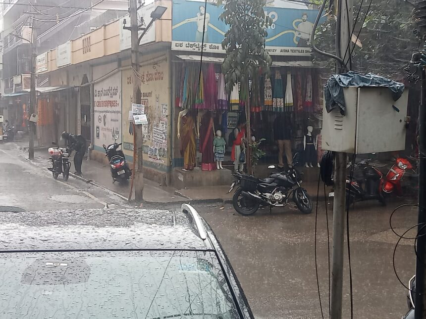 ಬೆಂಗಳೂರುನಗರದಲ್ಲಿ ಮದ್ಯಾಹ್ನ ಧಾರಾಕಾರ ಮಳೆಯಿಂದಾಗಿ ಜನರ ಪರದಾಟ ಬೆಂಗಳೂರುನಗರದಲ್ಲಿ ಮದ್ಯಾಹ್ನ ಧಾರಾಕಾರ ಮಳೆಯಿಂದಾಗಿ ಜನರ ಪರದಾಟ