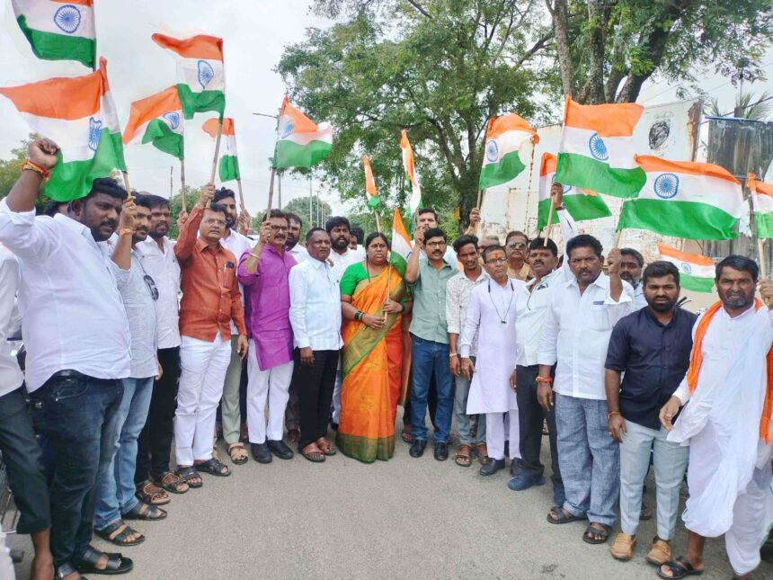 ಹರ್ ಘರ್ ತಿರಂಗಾ ಅಭಿಯಾನದ ಬೈಕ್ ರ್ಯಾಲಿಗೆ ಚಾಲನೆ ನೀಡಿದ : ಲಲಿತಾ ಅನುಪುರ ಹರ್ ಘರ್ ತಿರಂಗಾ ಅಭಿಯಾನದ ಬೈಕ್ ರ್ಯಾಲಿಗೆ ಚಾಲನೆ ನೀಡಿದ : ಲಲಿತಾ ಅನುಪುರ