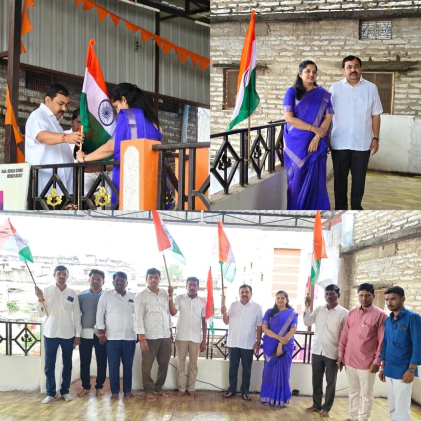 ಹರ್ ಘರ್ ತಿರಂಗಾ ಅಭಿಯಾನಕ್ಕೆ ಚಾಲನೆ ನೀಡಿದ ಮಾಜಿ ಶಾಸಕ ರಾಜಕುಮಾರ್ ಪಾಟೀಲ್ ಹರ್ ಘರ್ ತಿರಂಗಾ ಅಭಿಯಾನಕ್ಕೆ ಚಾಲನೆ ನೀಡಿದ ಮಾಜಿ ಶಾಸಕ ರಾಜಕುಮಾರ್ ಪಾಟೀಲ್