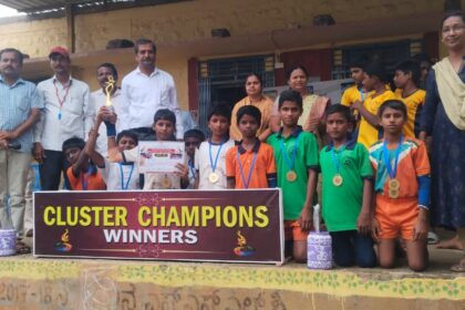 ಪ್ರಶಸ್ತಿ ಪಡೆದುಕೊಂಡು ಸಂಭ್ರಮಿಸುತ್ತಿರುವ ಕಂದಗಲ್ಲ ಮೊರಾರ್ಜಿ ವಸತಿ ಶಾಲೆಯ ವಿದ್ಯರ್ಥಿಗಳು