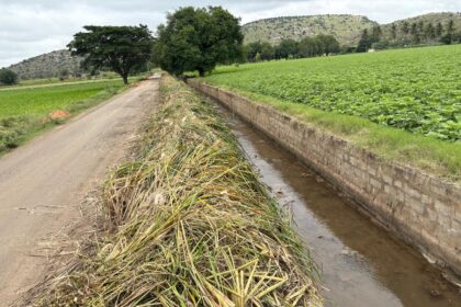 ಕಾಲುವೆಯ ಕಲ್ಲು ಮಣ್ಣು ಹೂಳನ್ನು ತೆಗೆದು ರಸ್ತೆಗೆ ಹಾಕಿದ ರೈತ!
