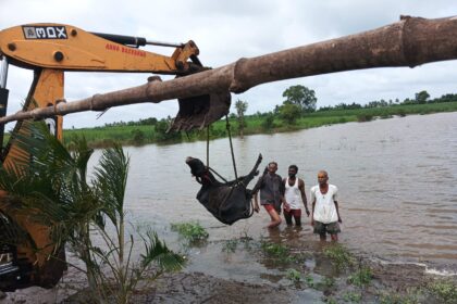 ಪ್ರವಾಹದಲ್ಲಿ ತೇಲಿ ಬಂದ ಮೃತ ಹಸುವಿನ ಅಂತ್ಯಸಂಸ್ಕಾರ