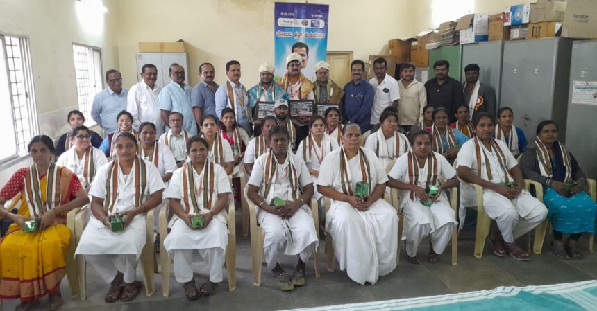 ಮದರ್ ತೆರೆಸಾ ಜನ್ಮದಿನ : ಆರೋಗ್ಯ ಸಹಾಯಕಿಯರನ್ನು ಸನ್ಮಾನಿಸಿದ ರೋಟರಿ ಕ್ಲಬ್ ಮದರ್ ತೆರೆಸಾ ಜನ್ಮದಿನ : ಆರೋಗ್ಯ ಸಹಾಯಕಿಯರನ್ನು ಸನ್ಮಾನಿಸಿದ ರೋಟರಿ ಕ್ಲಬ್