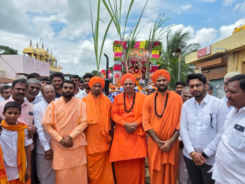 ವೈಭವ ದಿಂದ ಜರುಗಿದ ಲಿಂ ರುದ್ರ ಶಿವಯೋಗಿಗಳ ಮೆರವಣಿಗೆ ಕುಂಭಮೇಳ. ವೈಭವ ದಿಂದ ಜರುಗಿದ ಲಿಂ ರುದ್ರ ಶಿವಯೋಗಿಗಳ ಮೆರವಣಿಗೆ ಕುಂಭಮೇಳ.