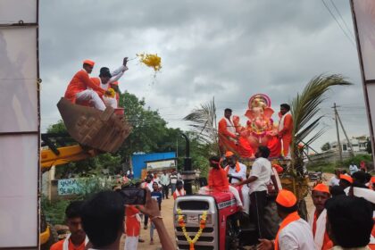 ಜೆಸಿಬಿ ಮೂಲಕ ಪುಷ್ಪಾರ್ಚನೆ ಮಾಡಿ ಗಣೇಶನ ಅದ್ದೂರಿ ಸ್ವಾಗತ