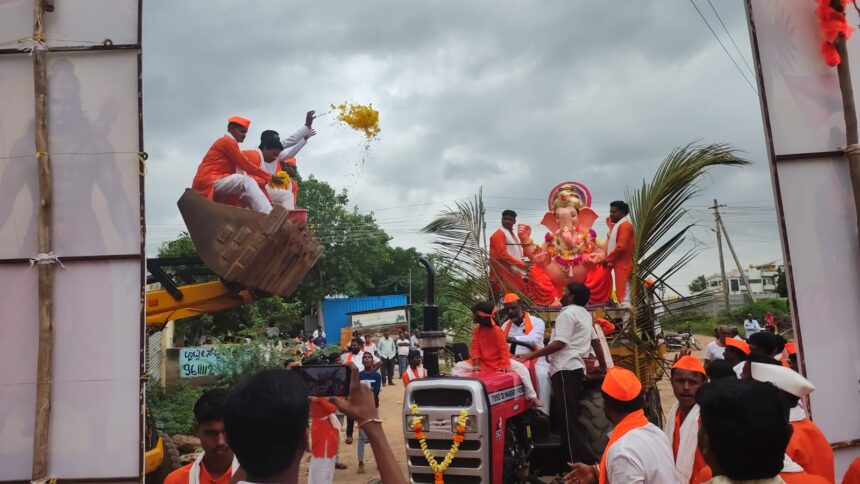 ಜೆಸಿಬಿ ಮೂಲಕ ಪುಷ್ಪಾರ್ಚನೆ ಮಾಡಿ ಗಣೇಶನ ಅದ್ದೂರಿ ಸ್ವಾಗತ ಜೆಸಿಬಿ ಮೂಲಕ ಪುಷ್ಪಾರ್ಚನೆ ಮಾಡಿ ಗಣೇಶನ ಅದ್ದೂರಿ ಸ್ವಾಗತ