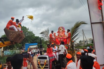 ಜೆಸಿಬಿ ಮೂಲಕ ಪುಷ್ಪಾರ್ಚನೆ ಮಾಡಿ ಗಣೇಶನ ಅದ್ದೂರಿ ಸ್ವಾಗತ