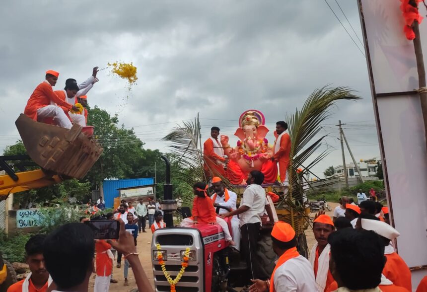 ಜೆಸಿಬಿ ಮೂಲಕ ಪುಷ್ಪಾರ್ಚನೆ ಮಾಡಿ ಗಣೇಶನ ಅದ್ದೂರಿ ಸ್ವಾಗತ ಜೆಸಿಬಿ ಮೂಲಕ ಪುಷ್ಪಾರ್ಚನೆ ಮಾಡಿ ಗಣೇಶನ ಅದ್ದೂರಿ ಸ್ವಾಗತ