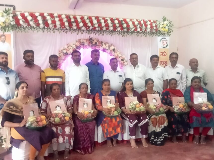 ಪುರಸಭೆ ಮಹಿಳಾ ಸಿಬ್ಬಂದಿ ವೃಂದದವರಿಗೆ ಬಾಗಿನ ನೀಡಿ ಗೌರವಿಸಿದ : ರಾಜ್ಯಾಧ್ಯಕ್ಷ ಬಿ.ಎಂ. ಚಿಕ್ಕಣ್ಣ ಪುರಸಭೆ ಮಹಿಳಾ ಸಿಬ್ಬಂದಿ ವೃಂದದವರಿಗೆ ಬಾಗಿನ ನೀಡಿ ಗೌರವಿಸಿದ : ರಾಜ್ಯಾಧ್ಯಕ್ಷ ಬಿ.ಎಂ. ಚಿಕ್ಕಣ್ಣ