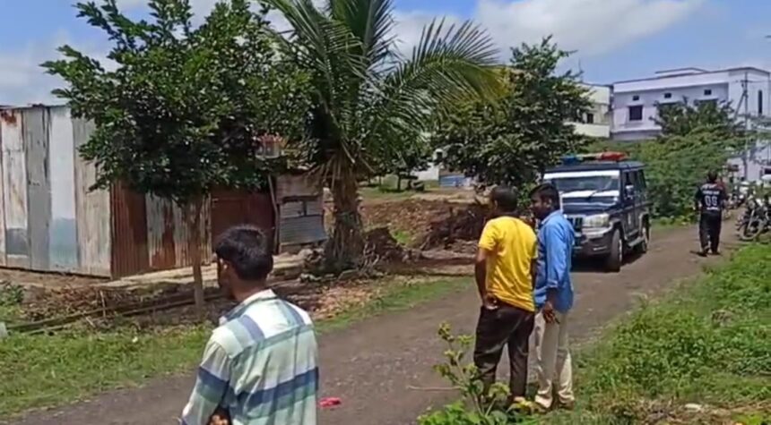 ಪೊಲೀಸ್ ಪೇದೆಗೆ ಚಾಕುವಿನಿಂದ ಇರಿದು ಕಳ್ಳರು ಪರಾರಿ ಪೊಲೀಸ್ ಪೇದೆಗೆ ಚಾಕುವಿನಿಂದ ಇರಿದು ಕಳ್ಳರು ಪರಾರಿ