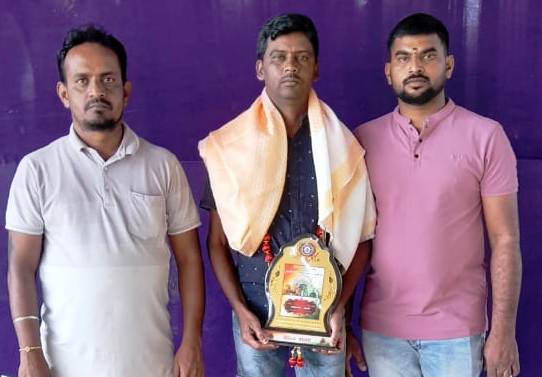 ರಂಗ ಕಲಾವಿದ ರಾಘವೇಂದ್ರಗೆ ತಾಲ್ಲೂಕು ಆಡಳಿತದಿಂದ ಸನ್ಮಾನ