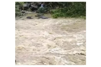 ಹಳ್ಳ ದಾಟಲು ಹೋಗಿ ಬೈಕ್ ಸಮೇತ ನೀರಿನಲ್ಲಿ ಕೊಚ್ಚಿ ಹೋದ ಪಂಚಾಯತ್‌ ಸಿಬ್ಬಂದಿ