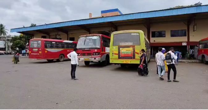 ಗೋಕಾಕದಲ್ಲಿ ಸಾರಿಗೆ ಸಂಚಾರ ಮುಷ್ಕರಕ್ಕೆ ಮಿಶ್ರ ಪ್ರತಿಕ್ರಿಯೆ ಗೋಕಾಕದಲ್ಲಿ ಸಾರಿಗೆ ಸಂಚಾರ ಮುಷ್ಕರಕ್ಕೆ ಮಿಶ್ರ ಪ್ರತಿಕ್ರಿಯೆ