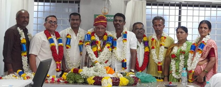 ಸಹಕಾರಿಗಳಿಂದ ಡಿಸಿಸಿ ಬ್ಯಾಂಕ್ ನೂತನ ನಿರ್ದೇಶಕ ಸಿದ್ದಲಿಂಗಪ್ಪಗೆ ಅಭಿನಂದನೆಯ ಮಹಾಪೂರ ಸಹಕಾರಿಗಳಿಂದ ಡಿಸಿಸಿ ಬ್ಯಾಂಕ್ ನೂತನ ನಿರ್ದೇಶಕ ಸಿದ್ದಲಿಂಗಪ್ಪಗೆ ಅಭಿನಂದನೆಯ ಮಹಾಪೂರ