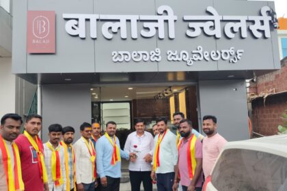 ಕನ್ನಡ ನಾಮಫಲಕ ಕಡ್ಡಾಯ ಅಳವಡಿಕೆ :ಅರಿವು ಮೂಡಿಸಿದ ಕರವೇ ಕಾರ್ಯಕರ್ತರು