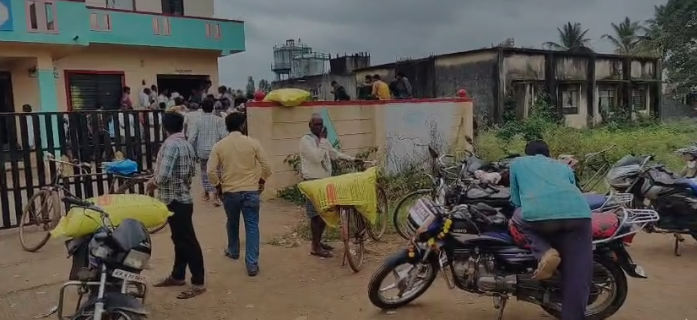 ಯೂರಿಯಾ ಗೊಬ್ಬರವಿಲ್ಲದೇ ಕಂಗಾಲಾಗಿ ರೊಚ್ಚಿಗೆದ್ದ ವೀರಾಪುರ ಗ್ರಾಮದ ರೈತರು ಯೂರಿಯಾ ಗೊಬ್ಬರವಿಲ್ಲದೇ ಕಂಗಾಲಾಗಿ ರೊಚ್ಚಿಗೆದ್ದ ವೀರಾಪುರ ಗ್ರಾಮದ ರೈತರು