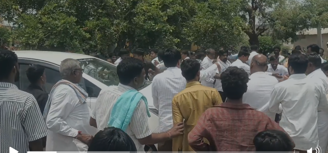 ಎಂ ಎಲ್ ಸಿ ಶರಣಗೌಡ ಪಾಟೀಲ್ ಅವರ ಕಾರಿಗೆ ಅಡ್ಡ ಹಾಕಿ ಗಲಾಟೆ ಎಂ ಎಲ್ ಸಿ ಶರಣಗೌಡ ಪಾಟೀಲ್ ಅವರ ಕಾರಿಗೆ ಅಡ್ಡ ಹಾಕಿ ಗಲಾಟೆ