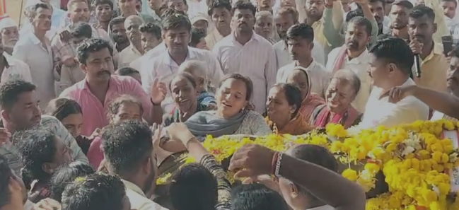 ವೀರ ಯೋಧನಿಗೆ ಅಂತಿಮ ನಮನ: ಮುಗಿಲು ಮುಟ್ಟಿದ ಕುಟುಂಬಸ್ಥರ ಆಕ್ರಂದನ ವೀರ ಯೋಧನಿಗೆ ಅಂತಿಮ ನಮನ: ಮುಗಿಲು ಮುಟ್ಟಿದ ಕುಟುಂಬಸ್ಥರ ಆಕ್ರಂದನ