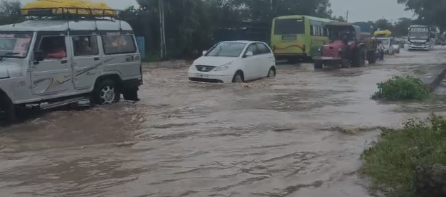 ಭಾರೀ ಮಳೆ: ಮನೆಗಳಿಗೆ ನುಗ್ಗಿದ ನೀರು, ಸಂಚಾರ ಅಸ್ತವ್ಯಸ್ತ ಭಾರೀ ಮಳೆ: ಮನೆಗಳಿಗೆ ನುಗ್ಗಿದ ನೀರು, ಸಂಚಾರ ಅಸ್ತವ್ಯಸ್ತ