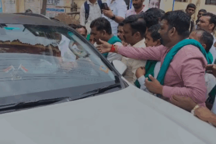 ಆರೋಗ್ಯ ಸಚಿವ ದಿನೇಶ್ ಗುಂಡೂರಾವ್ ನಮ್ಮ ಜಿಲ್ಲೆಯನ್ನು ದಾಟಿ ಹೋಗುವುದಕ್ಕೆ ಬಿಡುವುದಿಲ್ಲ ರೈತರ ಆಕ್ರೋಶ