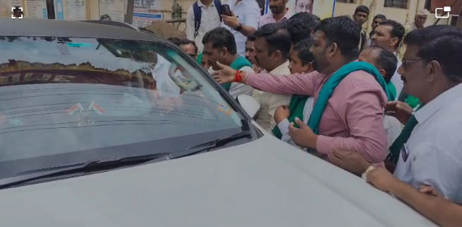 ಆರೋಗ್ಯ ಸಚಿವ ದಿನೇಶ್ ಗುಂಡೂರಾವ್ ನಮ್ಮ ಜಿಲ್ಲೆಯನ್ನು ದಾಟಿ ಹೋಗುವುದಕ್ಕೆ ಬಿಡುವುದಿಲ್ಲ ರೈತರ ಆಕ್ರೋಶ ಆರೋಗ್ಯ ಸಚಿವ ದಿನೇಶ್ ಗುಂಡೂರಾವ್ ನಮ್ಮ ಜಿಲ್ಲೆಯನ್ನು ದಾಟಿ ಹೋಗುವುದಕ್ಕೆ ಬಿಡುವುದಿಲ್ಲ ರೈತರ ಆಕ್ರೋಶ