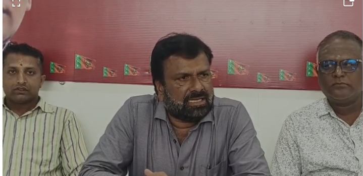 ಪಕ್ಷದಿಂದ ಉಚ್ಛಾಟಿತ ಡಿ.ಕೆ.ಸಿದ್ರಾಮರ ಜೊತೆಯಲ್ಲಿ ಪಕ್ಷದ ಕಾರ್ಯಕರ್ತರು ಬೆರೆಯಬೇಡಿ ಪಕ್ಷದಿಂದ ಉಚ್ಛಾಟಿತ ಡಿ.ಕೆ.ಸಿದ್ರಾಮರ ಜೊತೆಯಲ್ಲಿ ಪಕ್ಷದ ಕಾರ್ಯಕರ್ತರು ಬೆರೆಯಬೇಡಿ