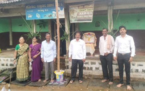 ಬಸಾಪುರ: ಶಿಗೆಹಳ್ಳಿ ಕೆಎ ಗ್ರಾಮದ ಕೆಎಂಎಫ್ ದಲ್ಲಿ ಧ್ವಜಾರೋಹಣ