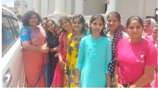 ಬಸ್ ಸೌಲಭ್ಯ ಕಲ್ಪಿಸಲು ಕಾಲೇಜು ವಿದ್ಯಾರ್ಥಿನಿಯರ ಮನವಿ