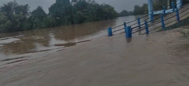 ಉಕ್ಕಿ ಹರಿಯುತ್ತಿರುವ ಮಲಪ್ರಭಾ ನದಿ..! ಉಕ್ಕಿ ಹರಿಯುತ್ತಿರುವ ಮಲಪ್ರಭಾ ನದಿ..!