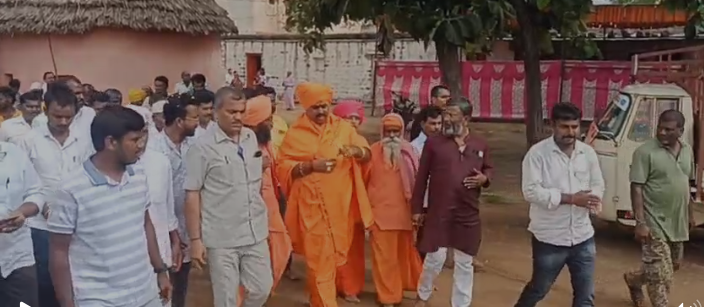 ಮುಗುಳುಕೋಡಮಠಕ್ಕೆ ಡಾ! ಶ್ರೀ ಮುರುಘರಾಜೇಂದ್ರ್ ಮಹಾಸ್ವಾಮಿಗಳು ಭೇಟಿ ಮುಗುಳುಕೋಡಮಠಕ್ಕೆ ಡಾ! ಶ್ರೀ ಮುರುಘರಾಜೇಂದ್ರ್ ಮಹಾಸ್ವಾಮಿಗಳು ಭೇಟಿ