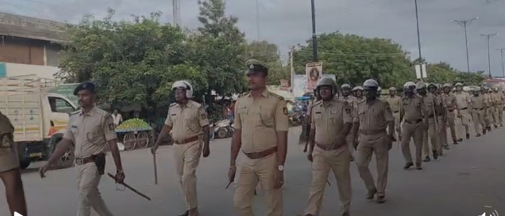 ಗೌರಿ ಗಣೇಶ ಮತ್ತು ಈದ್ ಮಿಲಾದ್ ಹಬ್ಬದ ನಿಮಿತ್ತ ಕಂಪ್ಲಿ ನಗರದಲ್ಲಿ ಪೊಲೀಸ್ ಪಥಸಂಚಲನ ಗೌರಿ ಗಣೇಶ ಮತ್ತು ಈದ್ ಮಿಲಾದ್ ಹಬ್ಬದ ನಿಮಿತ್ತ ಕಂಪ್ಲಿ ನಗರದಲ್ಲಿ ಪೊಲೀಸ್ ಪಥಸಂಚಲನ