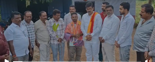 ಕಲಾವಿದ ದುಂಡು ಮಾದೇವ ಸ್ವಾಮಿಗೆ ಸನ್ಮಾನ ಕಲಾವಿದ ದುಂಡು ಮಾದೇವ ಸ್ವಾಮಿಗೆ ಸನ್ಮಾನ