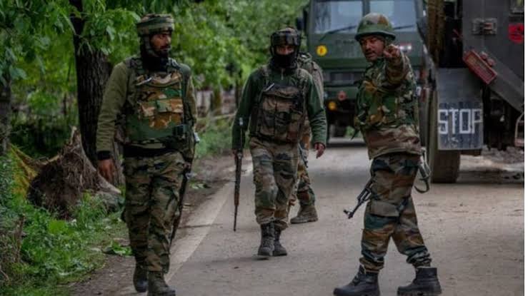 ಉಗ್ರರೊಂದಿಗೆ ಗುಂಡಿನ ಚಕಮಕಿ : ಇಬ್ಬರು ಯೋಧರು ಹುತಾತ್ಮ, 3 ಉಗ್ರರರು ಉಡೀಸ್ ಉಗ್ರರೊಂದಿಗೆ ಗುಂಡಿನ ಚಕಮಕಿ : ಇಬ್ಬರು ಯೋಧರು ಹುತಾತ್ಮ, 3 ಉಗ್ರರರು ಉಡೀಸ್