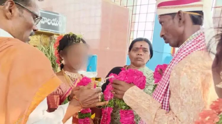 40 ವರ್ಷದ ವ್ಯಕ್ತಿಯೊಂದಿಗೆ 13 ವರ್ಷದ ಬಾಲಕಿಗೆ ಬಲವಂತ ವಿವಾಹ : ನಾಲ್ವರು ಅರೆಸ್ಟ್ 40 ವರ್ಷದ ವ್ಯಕ್ತಿಯೊಂದಿಗೆ 13 ವರ್ಷದ ಬಾಲಕಿಗೆ ಬಲವಂತ ವಿವಾಹ : ನಾಲ್ವರು ಅರೆಸ್ಟ್