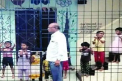 ಅಂಗನವಾಡಿ ಕೇಂದ್ರದಲ್ಲಿ ಮಕ್ಕಳನ್ನು ಕೂಡಿ ಹಾಕಿ ಜಮೀನು ಕೆಲಸಕ್ಕೆ ಹೋದ ಸಹಾಯಕಿ