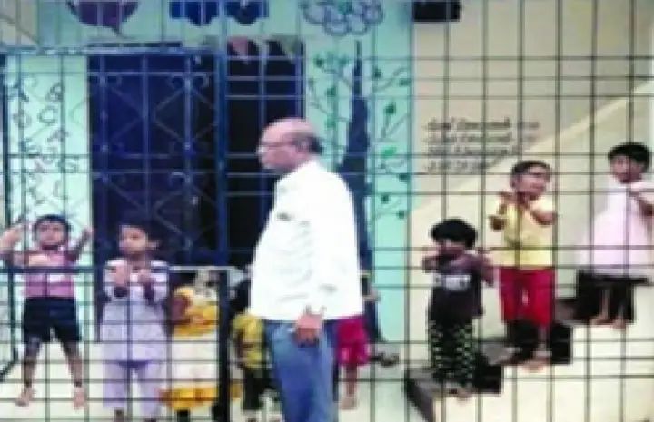 ಅಂಗನವಾಡಿ ಕೇಂದ್ರದಲ್ಲಿ ಮಕ್ಕಳನ್ನು ಕೂಡಿ ಹಾಕಿ ಜಮೀನು ಕೆಲಸಕ್ಕೆ ಹೋದ ಸಹಾಯಕಿ