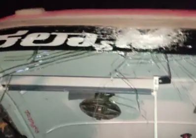 ಬಂದ್ ನಡುವೆ ಬಸ್ ಗಳ ಮೇಲೆ ಕಲ್ಲು ತೂರಾಟ : ಕಿಟಕಿ, ಗಾಜುಗಳ ಪುಡಿ ಪುಡಿ 