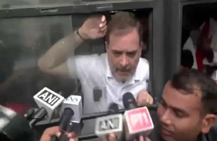 ಮತಗಳ್ಳತನದ ವಿರುದ್ಧ ಪ್ರತಿಭಟನೆ ರಾಹುಲ್ ಗಾಂಧಿ ಸೇರಿ ಹಲವರು ಪೊಲೀಸರ ವಶಕ್ಕೆ ಮತಗಳ್ಳತನದ ವಿರುದ್ಧ ಪ್ರತಿಭಟನೆ ರಾಹುಲ್ ಗಾಂಧಿ ಸೇರಿ ಹಲವರು ಪೊಲೀಸರ ವಶಕ್ಕೆ