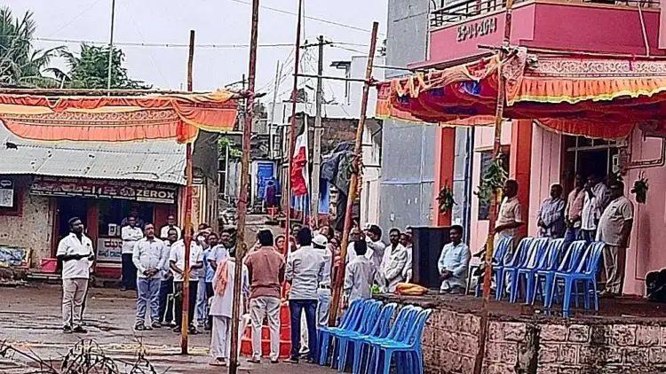 ಇಂಗಳಗಾಂವದಲ್ಲಿ ತಲೆ ಕೆಳಗಾಗಿ ಹಾರಿದ ರಾಷ್ಟ್ರಧ್ವಜ ಇಂಗಳಗಾಂವದಲ್ಲಿ ತಲೆ ಕೆಳಗಾಗಿ ಹಾರಿದ ರಾಷ್ಟ್ರಧ್ವಜ