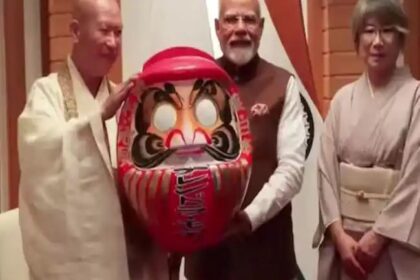 ದಾರುಮ ಗೊಂಬೆ ಸ್ವೀಕರಿಸಿದ ಪ್ರಧಾನಿ ಮೋದಿ : ವಿಶೇಷತೆ ಏನು ಗೊತ್ತಾ..? 