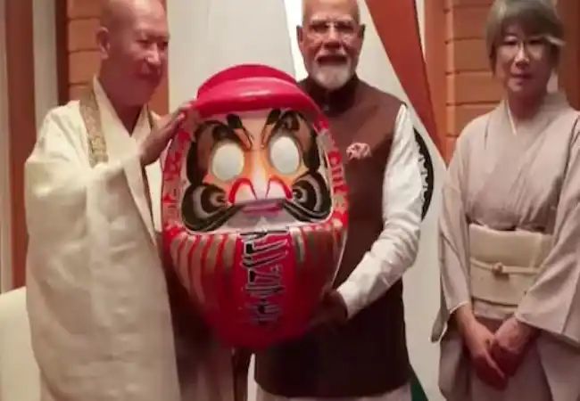 ದಾರುಮ ಗೊಂಬೆ ಸ್ವೀಕರಿಸಿದ ಪ್ರಧಾನಿ ಮೋದಿ : ವಿಶೇಷತೆ ಏನು ಗೊತ್ತಾ..? ದಾರುಮ ಗೊಂಬೆ ಸ್ವೀಕರಿಸಿದ ಪ್ರಧಾನಿ ಮೋದಿ : ವಿಶೇಷತೆ ಏನು ಗೊತ್ತಾ..?